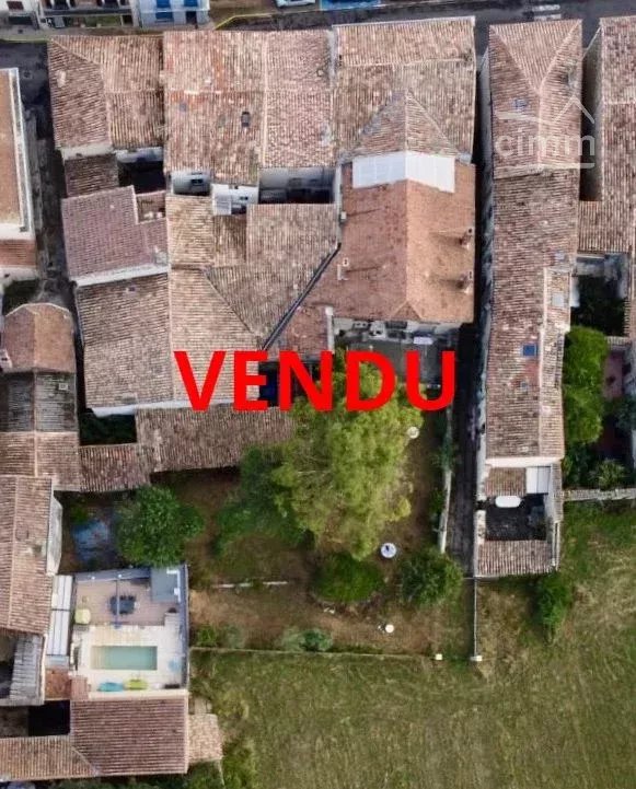 A Vendre Une Maison D Exception Avec Jardin Terrasse Et D Pendances