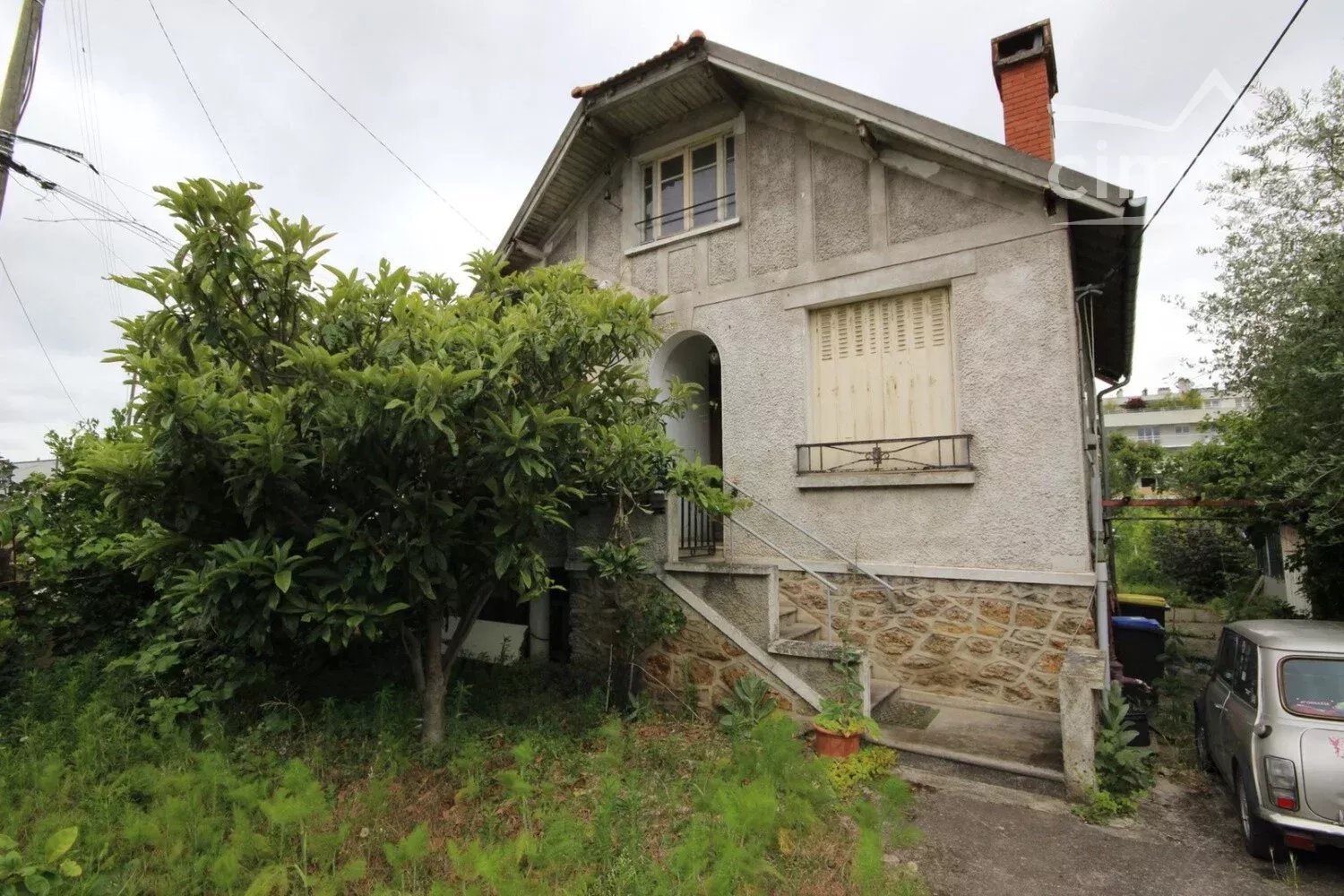 Maison à fort potentiel sur grand terrain - Photo 1